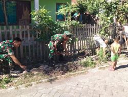 Bersihkan Lingkungan, Upaya Babinsa Koramil 1425-01 Binamu Peduli Kenyamanan dan Kesehatan Masyarakat