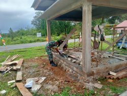 Wujudkan Manunggal TNI-Rakyat, Babinsa Satgaster Bantu Warga Bangun Bangun Rumah Kubur