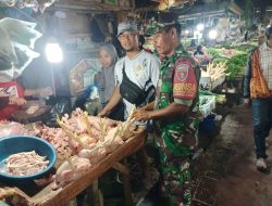 Sambangi Pasar,Babinsa Koramil 0907/03 Tarbar Ciptakan Keamanan Dan Pantau Harga Sembako