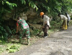 Babinsa Koramil 02/Sinjai Barat Kodim 1424/Sinjai Bersama Masyarakat Karya Bakti Bersihkan Selokan