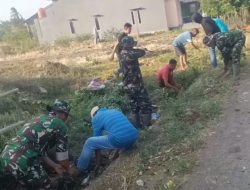 Personel Koramil 1425-02 Bangkala Bersama Elemen Masyarakat Bersihkan Saluran Air