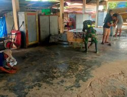 Anggota Koramil 01 Maiwa Melaksanakan Karya Bakti Pembersihan Sampah Pasar Maroangin