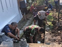 Semangat Peduli Lingkungan, Babinsa Koramil-05 Kodim 1404/Pinrang Bersama Warga Bersihkan Saluran Air