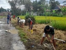 Babinsa Koramil 19/Kahu Bantu Warga Pasang Pipa Air Bersih Di Wilayah Binaan