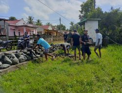 Kepedulian Babinsa Salomekko Bahu Membahu Bersama Masyarakat Kerja Bakti Pembuatan Talud Jalan