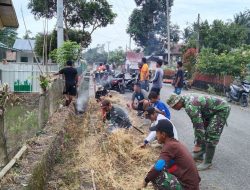 Jaga Kebersihan Lingkungan Babinsa Koramil 21 Palakka Karya Bakti Bersama Warga Pembersihan Bahu Jalan