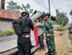 Patroli Bersama Anggota Brimob, Kodim Bone Terjunkan Personel Himbau Warga Pasang Bendera Merah Putih