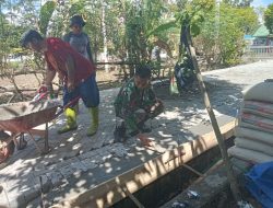 Bantu Pasang Paving Blok, Babinsa 04 Tellusiatinge Tumbuhkan Semangat Gotong Royong