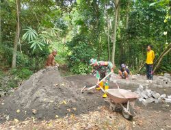 Tumbuhkan Semangat Gotong Royong Warga, Babinsa Cenrana Bantu Pasang Paving Blok