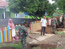 Karya Bakti Babinsa Koramil Salomekko Bersama Pemerintah Kelurahan Dan Warga Bersihkan Saluran Air