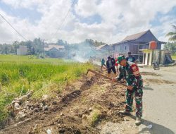 Anggota Koramil Lamuru Bergotong Royong Bersihkan Saluran Air Bersama Warga Binaan