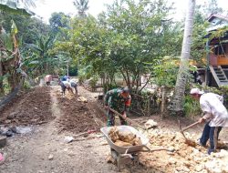 Kerja Bakti Pembuatan Talud Jalan, Bentuk Kebersamaan Babinsa 06/Awangpone Dan Warga Binaan