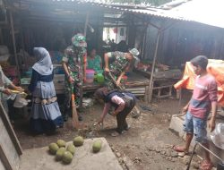 Anggota Koramil Ajangale Melaksanakan Pembersihan Di Pasar Desa Welado