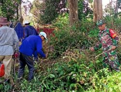 Babinsa Koramil 09/Lapri Gotong Royong Bersama Warga Bersihkan TPU Di Desa Binaan