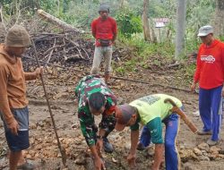 Babinsa Koramil 21 Palakka Gotong Royang Bersama Warga Perbaiki Jalan Tani Desa Siame