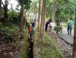 Personil Korami 20 Bontocani Bersama Warga Gotong Royong Bersihkan Jalan Poros Kel. Kahu