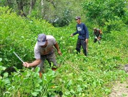 Anggota Koramil 13 Sibulue Gotong Royong Bersihkan Ruas Jalan Desa Pattiro Sompe