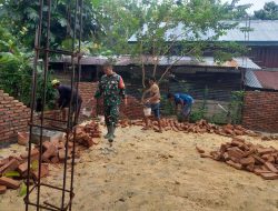 Babinsa Koramil Tanete Riattang Bantu Gotong Royong Bedah Rumah Warga