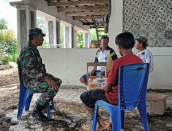 Kedekatan Babinsa Koramil 08 Lamuru Terlihat Saat Komsos Dengan Warganya