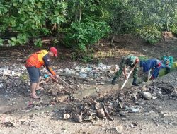 Babinsa Koramil Kajuara Bersihkan Saluran Air Di Desa Ancu