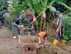 Cegah Banjir, Babinsa Koramil Ponre Bersama Warga Gotong Royong Bersihkan Selokan