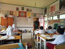 Babinsa Koramil 01/Ajangale Berikan Motivasi Kepada Siswa Sekolah Dasar Di Desa Labissa