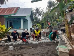 Babinsa Palakka Bantu Warga Gotong Royong Pemasangan Paving Block Jalan Desa
