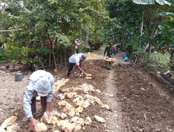 Kerja Bakti Pembuatan Talud Jalan Bentuk Kebersamaan Babinsa 06/Awangpone Dan Warga Binaan