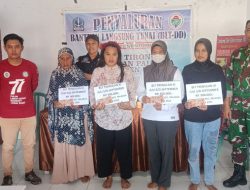 Babinsa Koramil 21 Palakka Dampingi Warga Desa Tirong Menerima BLT DD