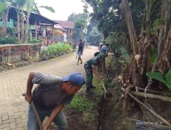 Anggota Koramil 09/Lappariaja Dan Masyarakat Bekerja Sama Perbaiki Jalan Rusak Di Desa Samaenre