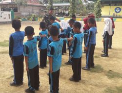 Membentuk Karakter & Disiplin Sejak Dini, Babinsa Awangpone Berikan Pelatihan PBB Di SDN 2 Desa Bulumpare