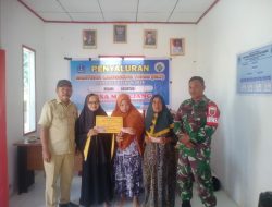 Babinsa Dua Boccoe Dampingi Pembagian BLT DD Desa Matajang Agar Tepat Sasaran