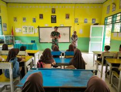 Babinsa 13/Sibulue Sambangi SD Inp. 12/79 Desa Mabbiring