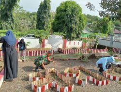 Babinsa Mare Bersama Perangkat Desa Dan Kader PKK Gotong Royong Merawat Kebun Dasa Wisma