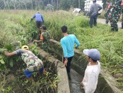 Peduli Lingkungan Bersih, Personel Babinsa Awangpone Bersama Masyarakat Desa Cekkebone Bersihkan Selokan Air