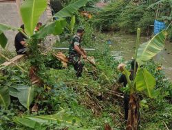 Babinsa Koramil 04/Tellu Siatinge Bersama Warga Desa Lea Gotong Royong Bersihkan Sungai Wanua’e