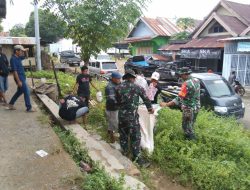Wujudkan Pasar Yang Bersih, Personel Koramil Salomekko Bersama Masyarakat Melaksanakan Karya Bakti