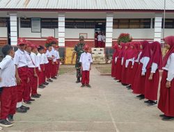 Babinsa Koramil Bontocani Laksanakan Pembinaan Baris Berbaris Kepada Siswa SD 