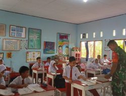 Wujudkan Cinta Tanah Air Usia Dini, Babinsa Kahu Berikan Materi Wasbang Di Sekolah Dasar