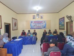 Babinsa 21/Palakka Dampingi Warga Desa Panyili Menerima BLT DD