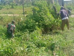 Peduli Lingkungan Bersih, Babinsa Cenrana Gotong Royong Bersihkan Ruas Jalan Kel. Ujung Tanah
