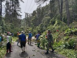Sinergi Babinsa Koramil Bontocani Bersama Warga Bersihkan Semak Di Pinggir Jalan