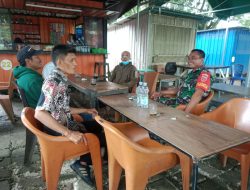 Komsos Dengan Warga, Babinsa Koramil Lappariaja Sembari Pantau Wilayah Binaannya