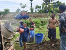 Wujud Kepedulian, Babinsa Pos Ramil Amali Koramil 05/Ulaweng Bantu Benahi Rumah Warga 