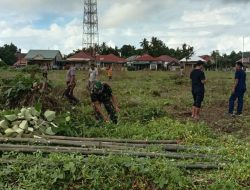 Babinsa Koramil Sibulue Karya Bakti Bersihkan Lapangan Sepak Bola Kel. Maroanging