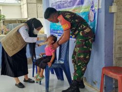 Babinsa Mare Dampingi Nakes Berikan Pelayanan PIN Polio Kepada Balita