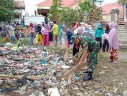 Babinsa Koramil 07/Tanete Riattang Karya Bakti Bersihkan Sampah Pasar Di Wilayah Kel. Macege