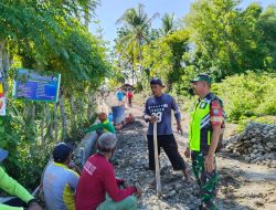 Babinsa Mila Galang Komsos dengan Warga di Tengah Pembangunan Jalan Gampong