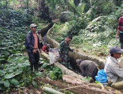 Cegah Banjir, Babinsa Koramil 02/Sinjai  Barat Kodim 1424/Sinjai Bersama Warga Bersihkan Saluran air