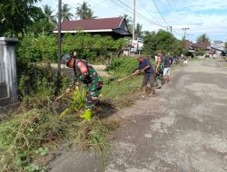 Koramil-07 Kodim 1404/Pinrang Bersihkan saluran air Bersama Warga